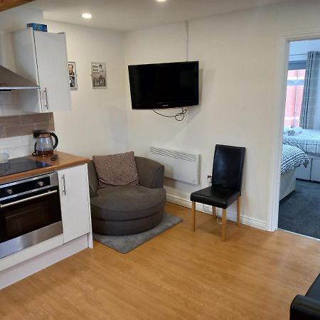 Apartment With Roof Terrace Close To City Centre Cardiff Exterior foto